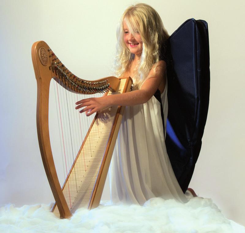 Kelty Harfe von einem Kind gespielt